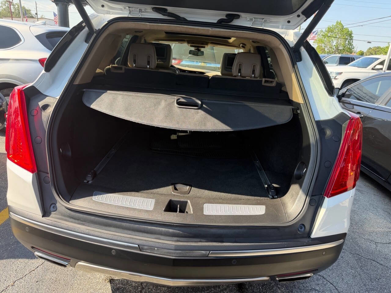 Used 2017 Cadillac XT5 Platinum w/ Driver Assist Package AWD/4WD image 19