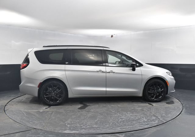 New 2026 Chrysler Pacifica Limited w/ S Appearance Package FWD image 11