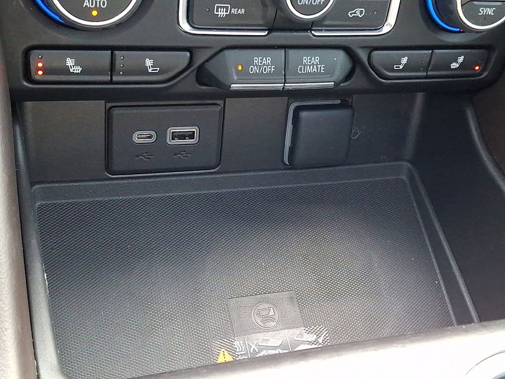 Used 2023 Chevrolet Suburban LT w/ Luxury Package image 26