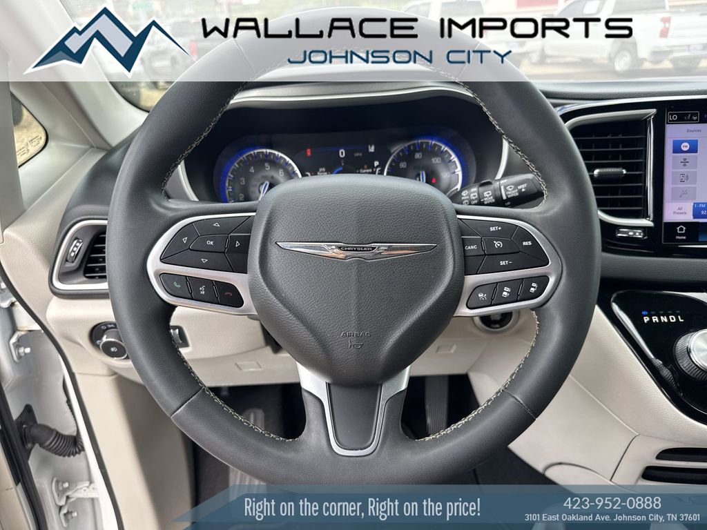 Used 2022 Chrysler Pacifica Touring-L FWD image 28