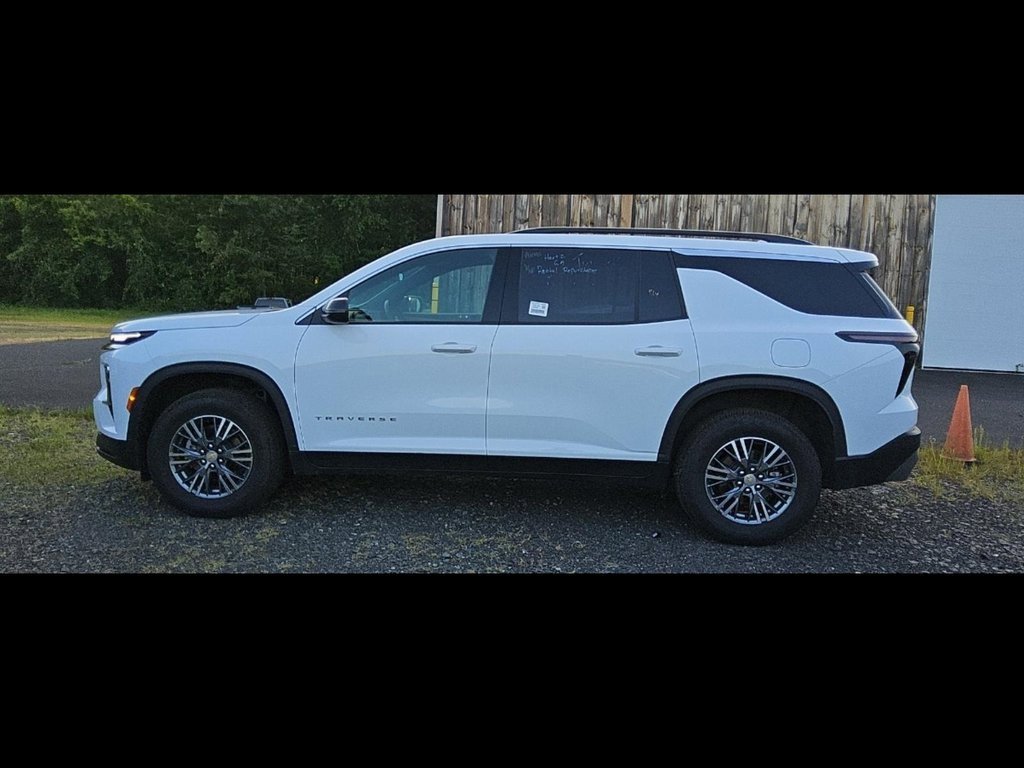 Used 2025 Chevrolet Traverse LT image 3