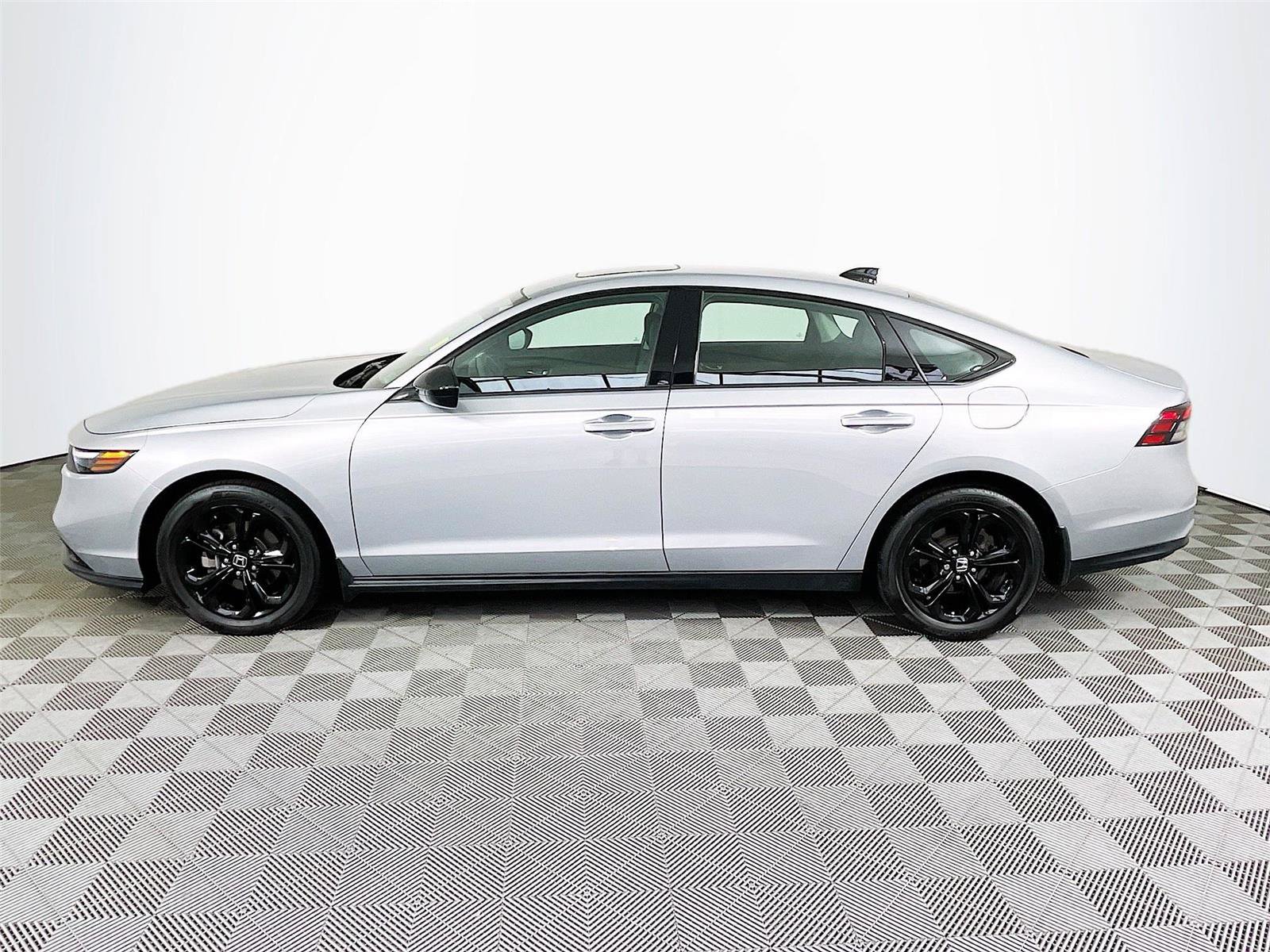 Certified 2025 Honda Accord SE image 4