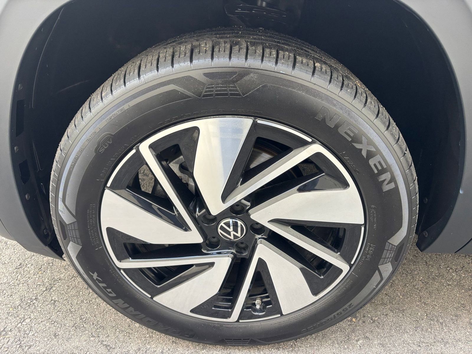 Used 2025 Volkswagen Atlas SE image 31