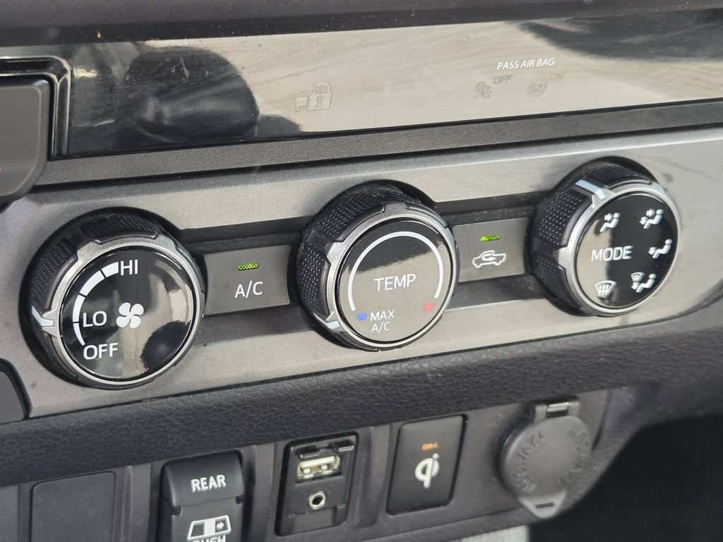 Used 2018 Toyota Tacoma TRD Off-Road AWD/4WD image 19