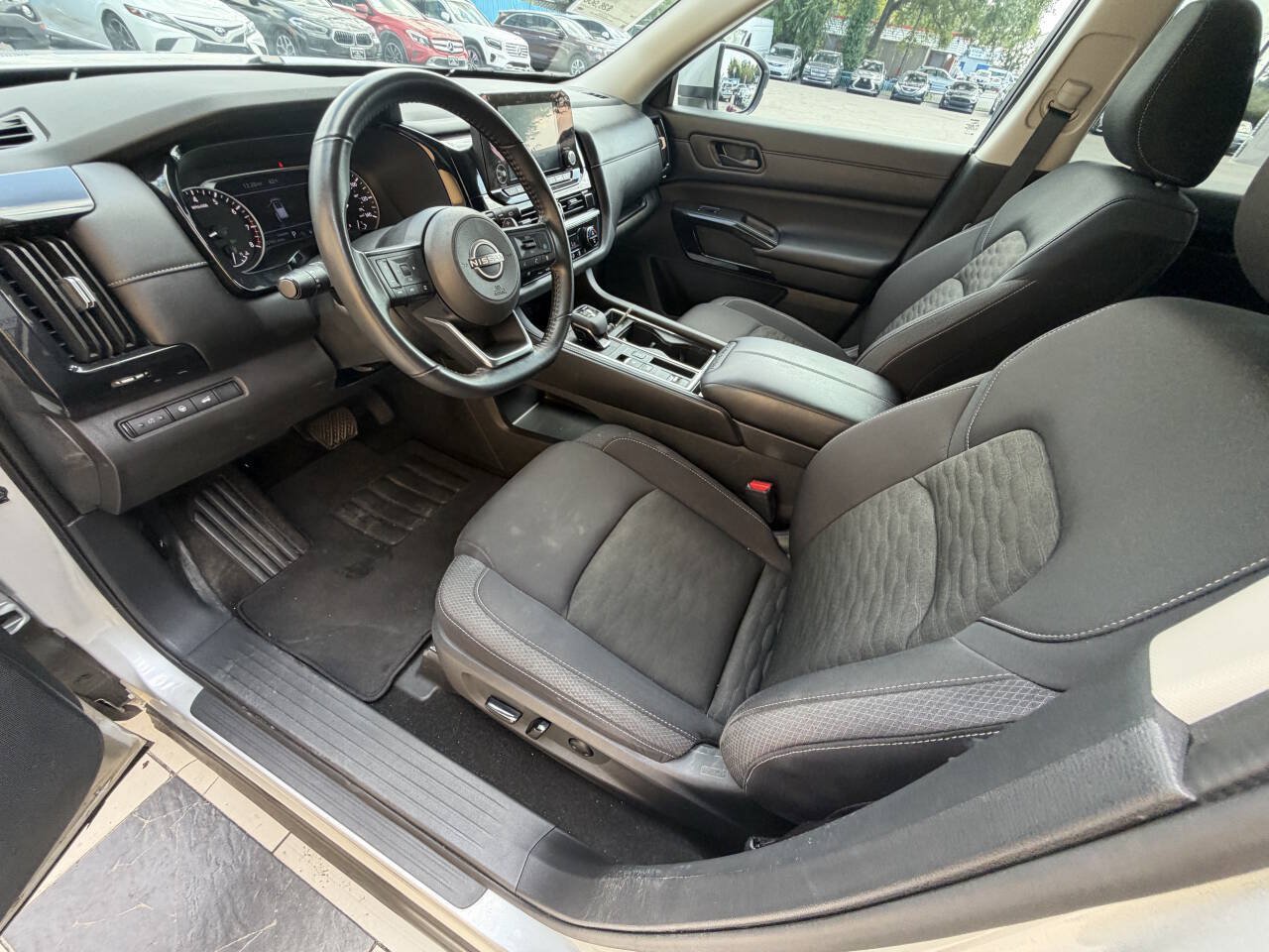 Used 2025 Nissan Pathfinder SV FWD image 21