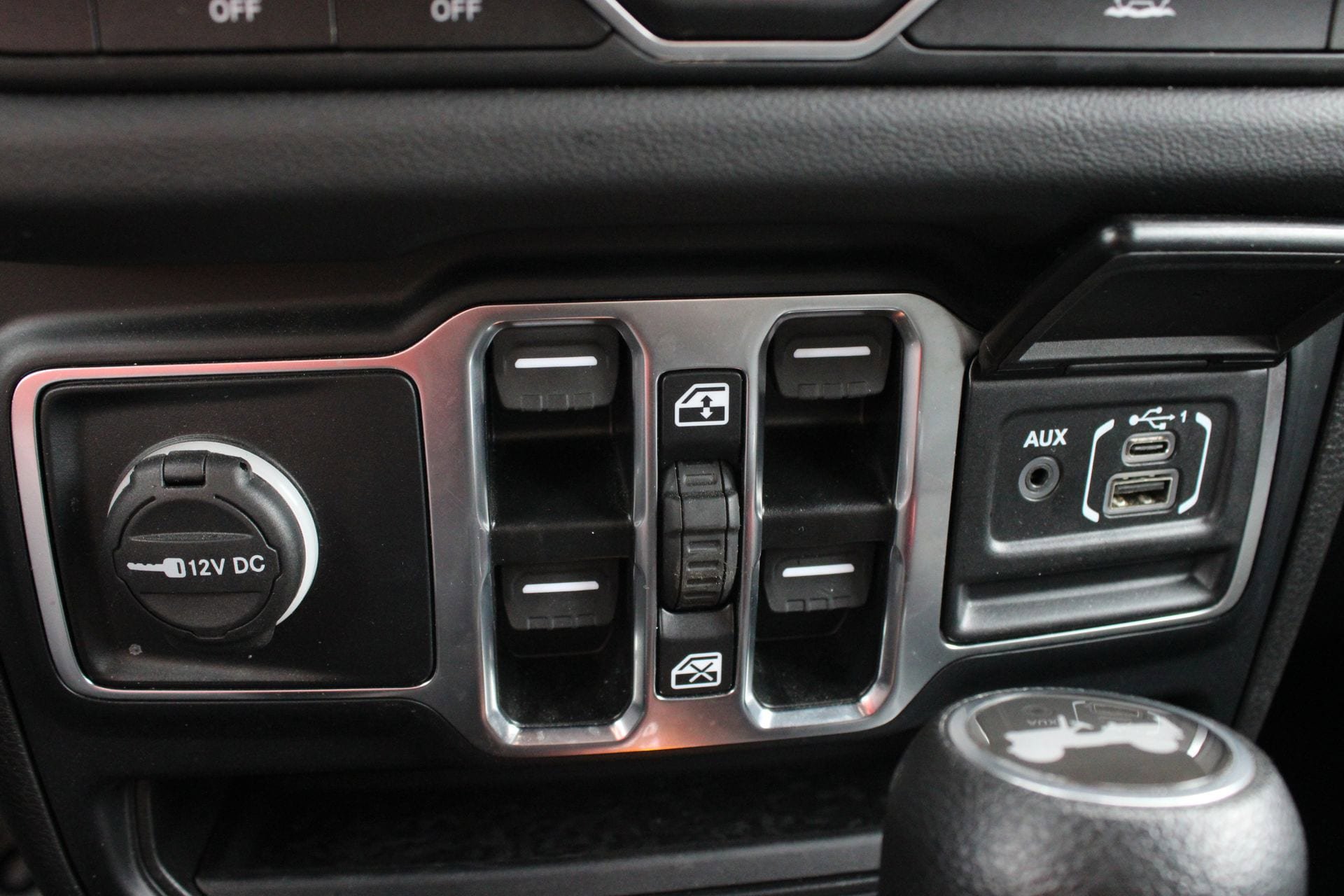 Used 2024 Jeep Wrangler Sahara image 34