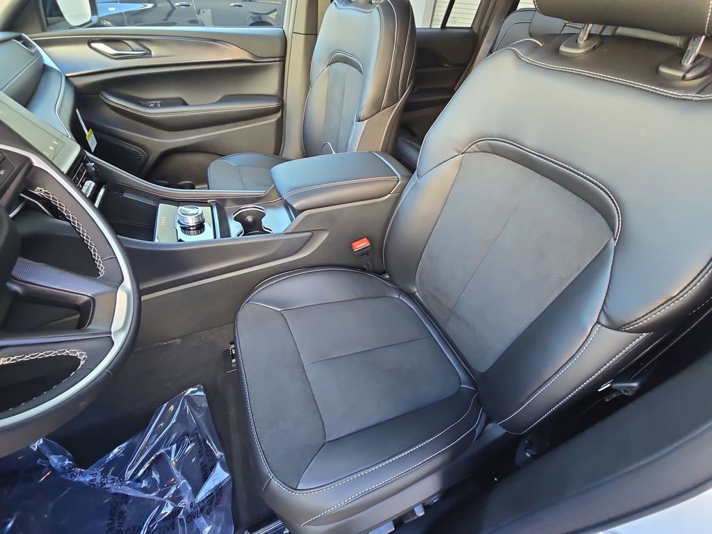 New 2025 Jeep Grand Cherokee Laredo image 16