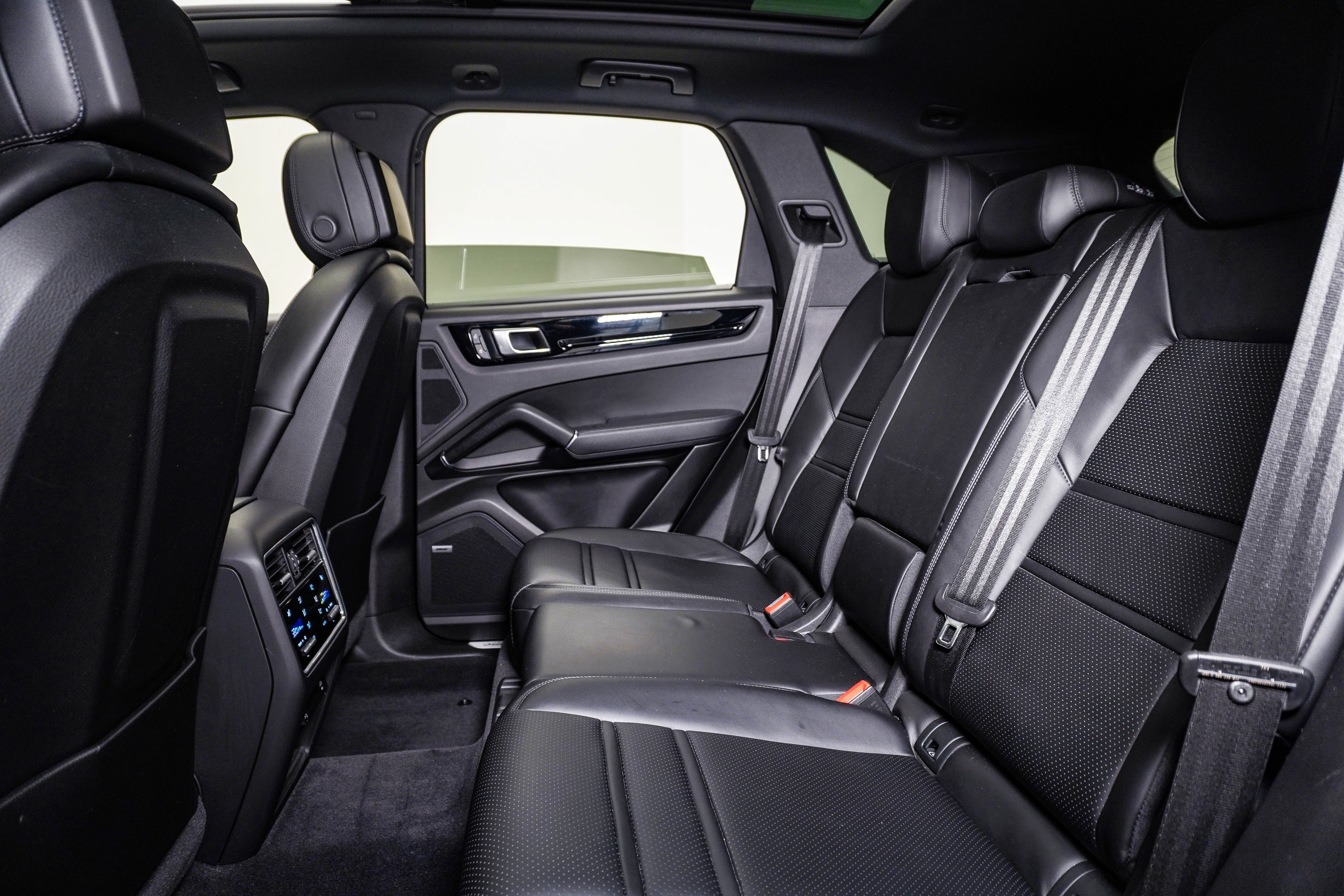 Certified 2023 Porsche Cayenne S AWD/4WD image 17