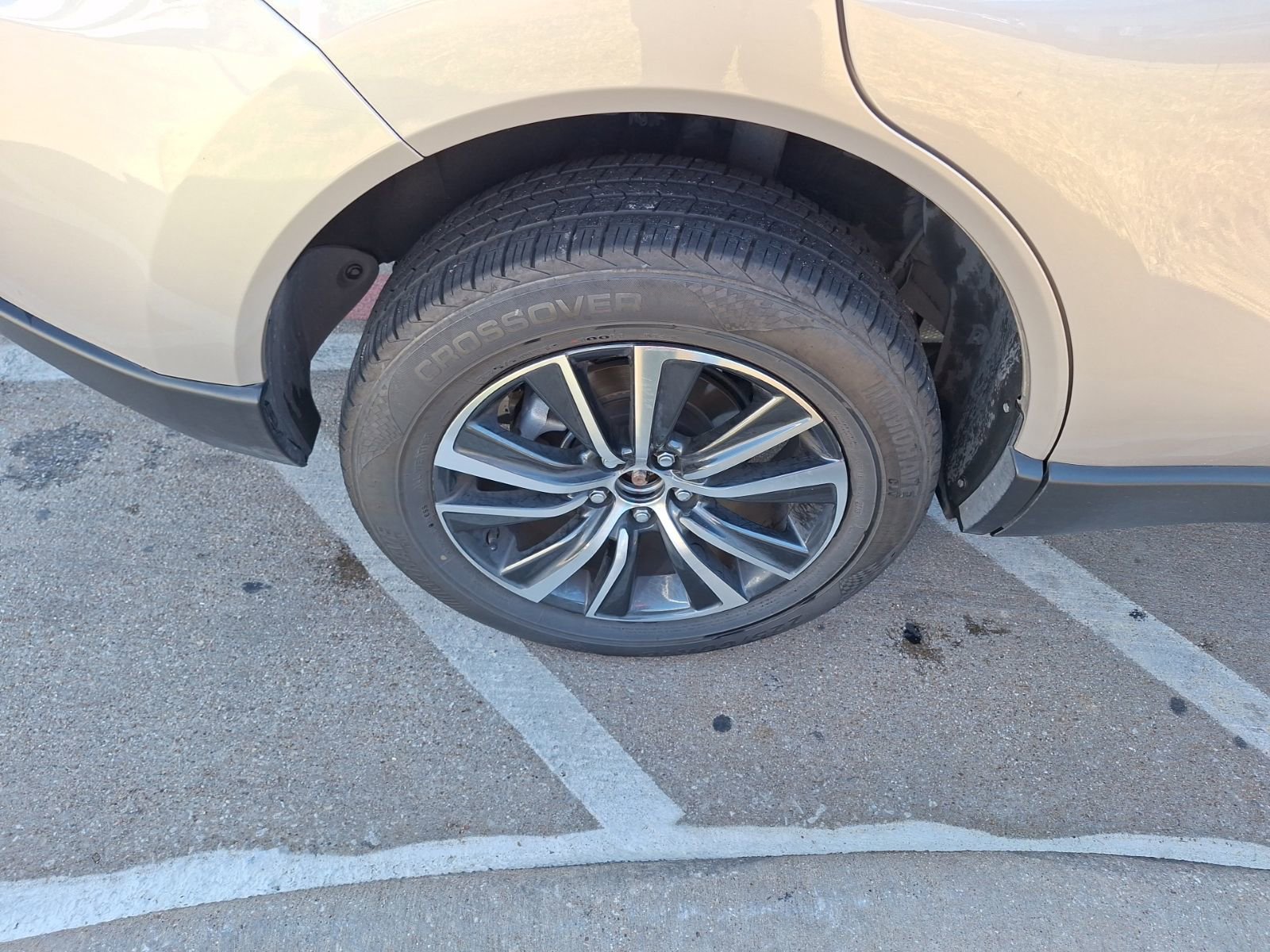 Used 2023 Toyota Venza LE image 11