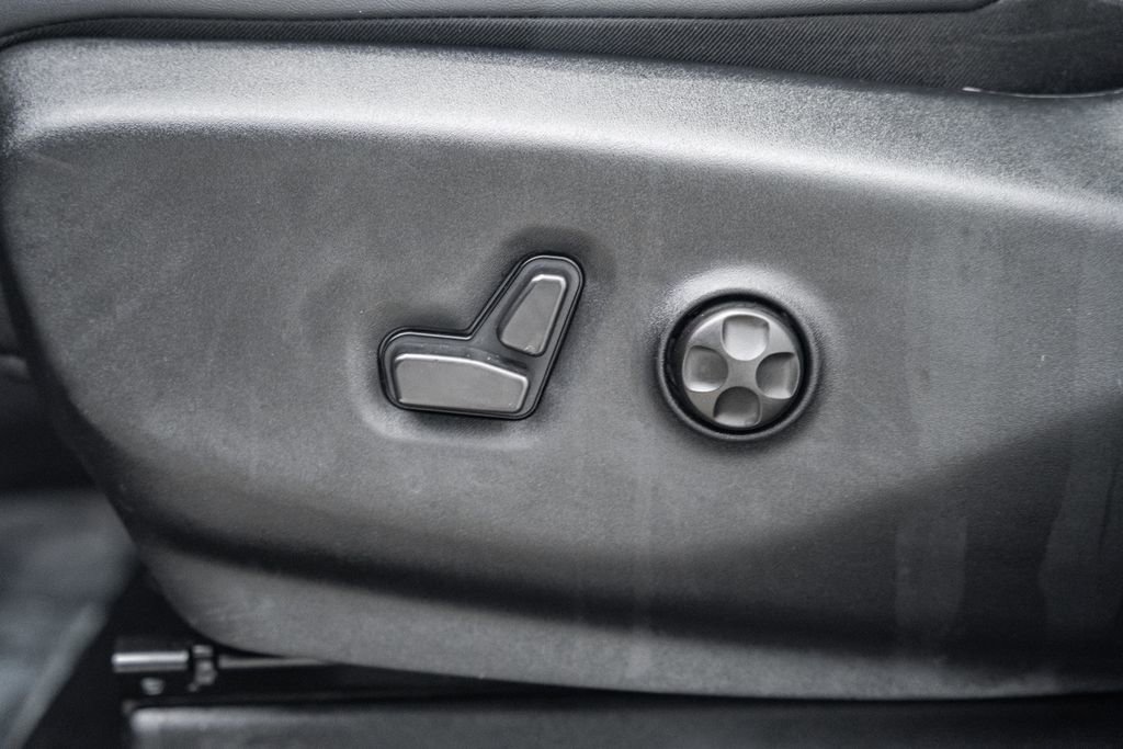 Used 2025 Chrysler Pacifica Select image 40