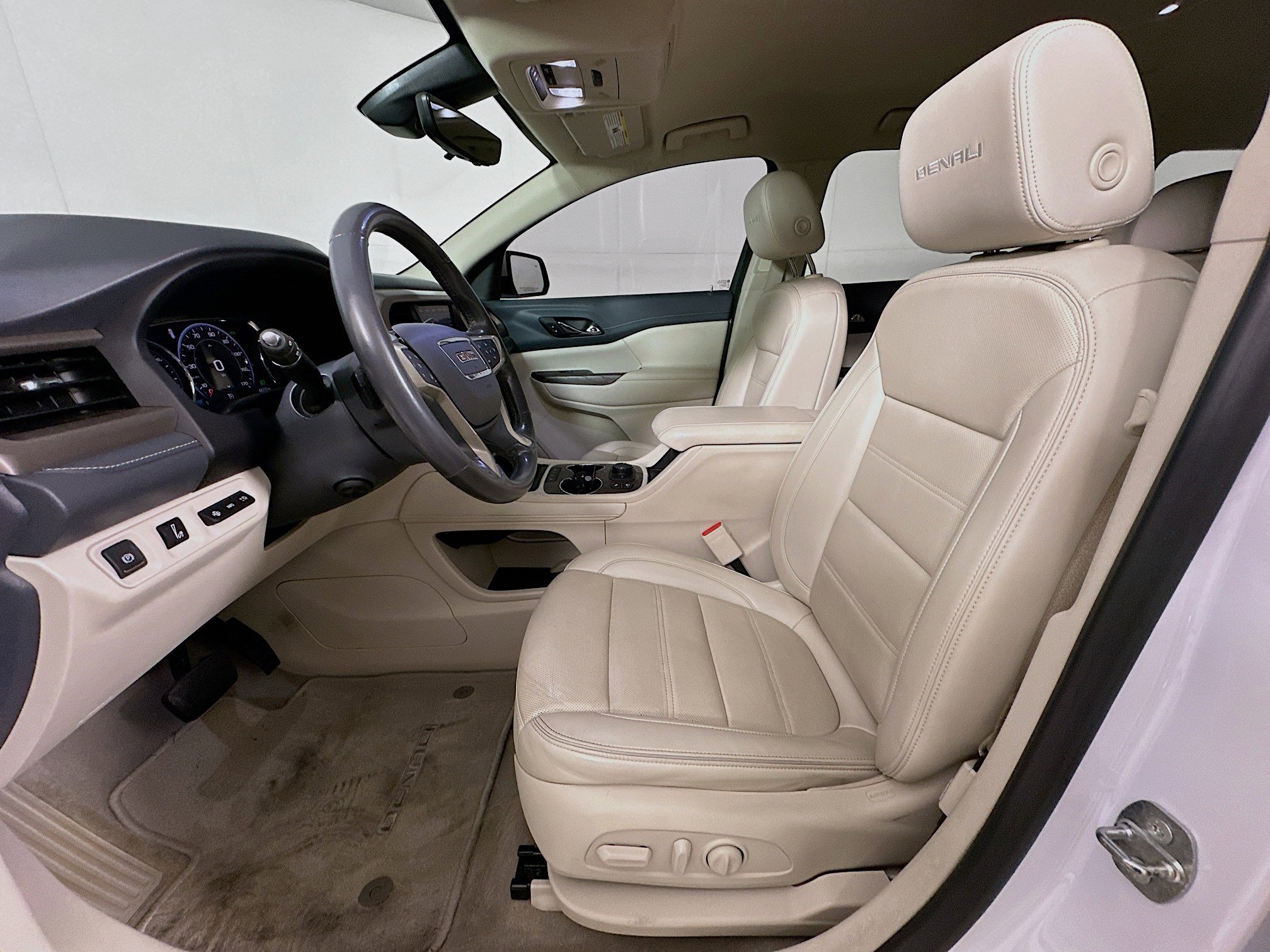Used 2021 GMC Acadia Denali w/ Denali Technology Package FWD image 13