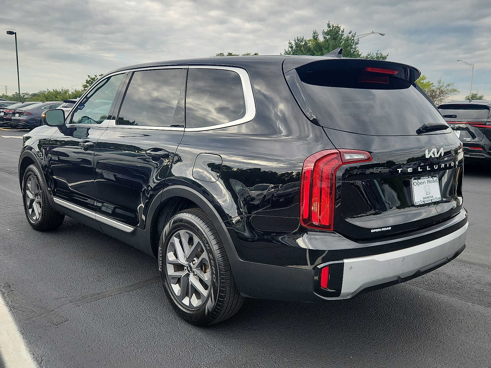 Used 2024 Kia Telluride LX FWD image 4