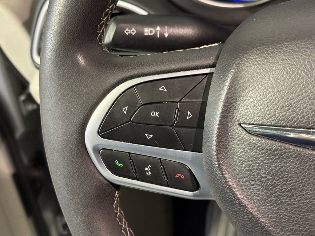 Used 2024 Chrysler Pacifica Touring-L image 18
