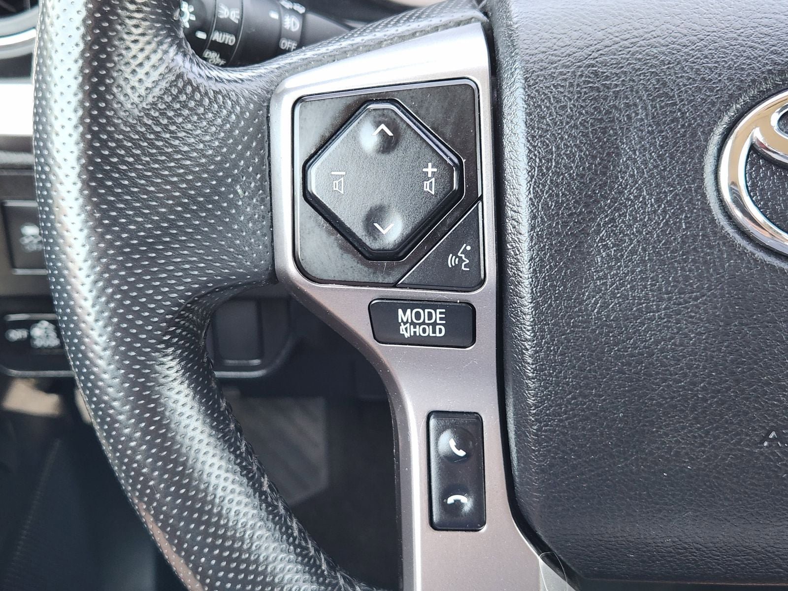 Used 2021 Toyota Tacoma SR5 AWD/4WD image 35