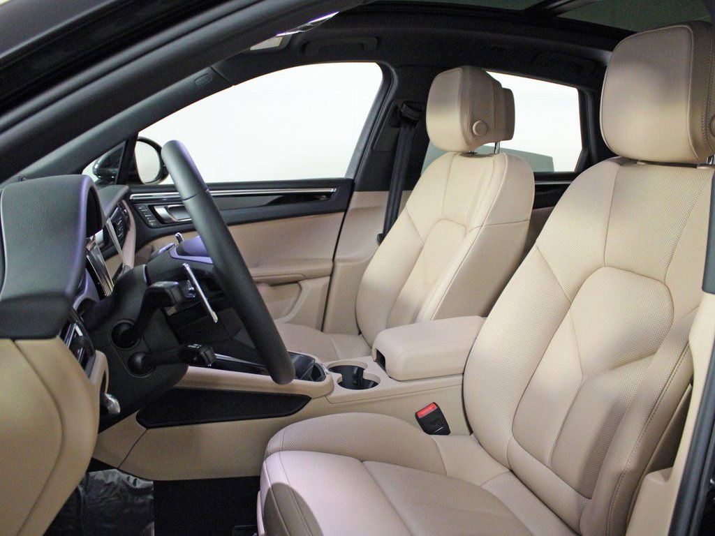 Certified 2025 Porsche Macan AWD/4WD image 5