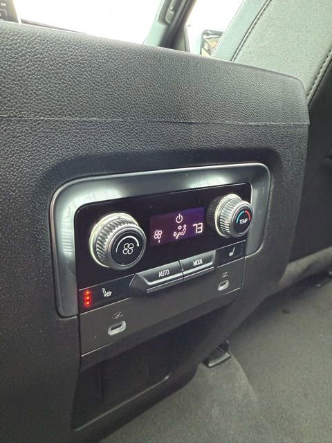 Used 2022 GMC Yukon SLT w/ SLT Luxury Package image 45