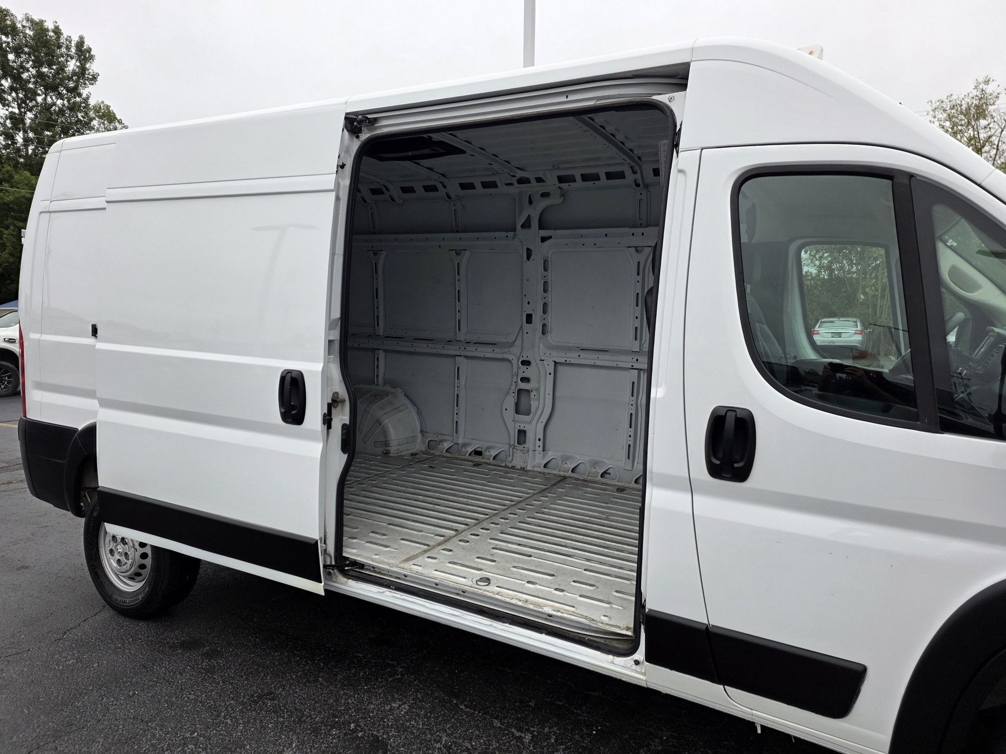 Used 2025 RAM ProMaster 2500 w/ Convenience Group FWD image 9