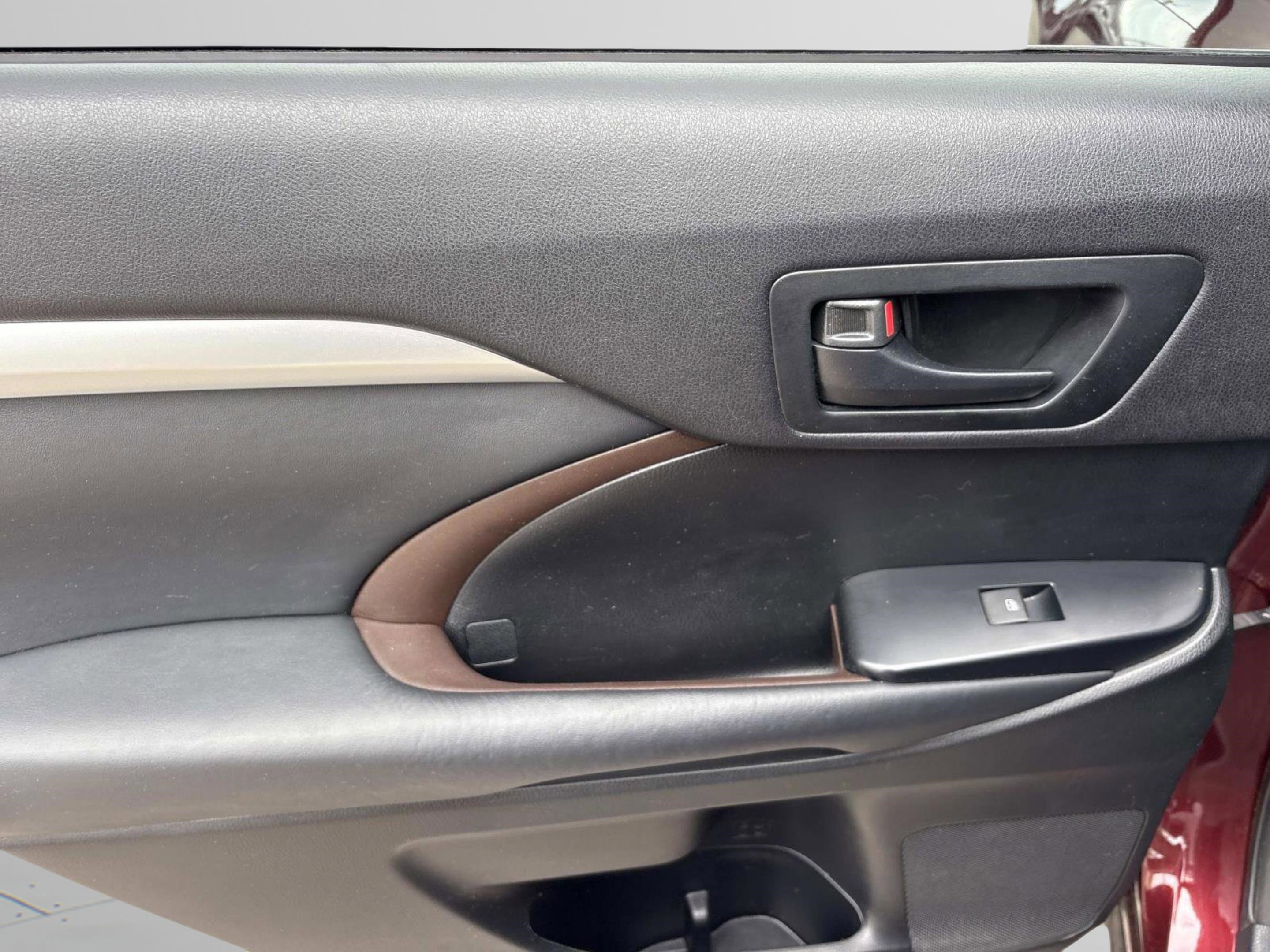Used 2014 Toyota Highlander LE image 15
