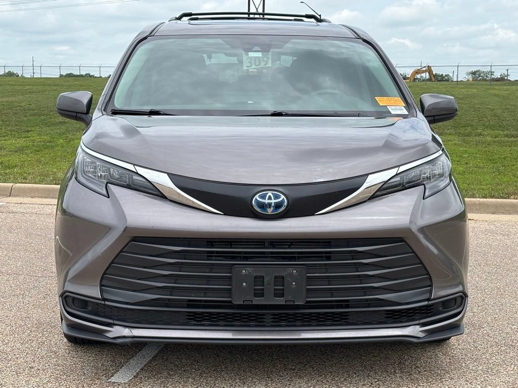 Used 2024 Toyota Sienna LE w/ LE Plus Package FWD image 3