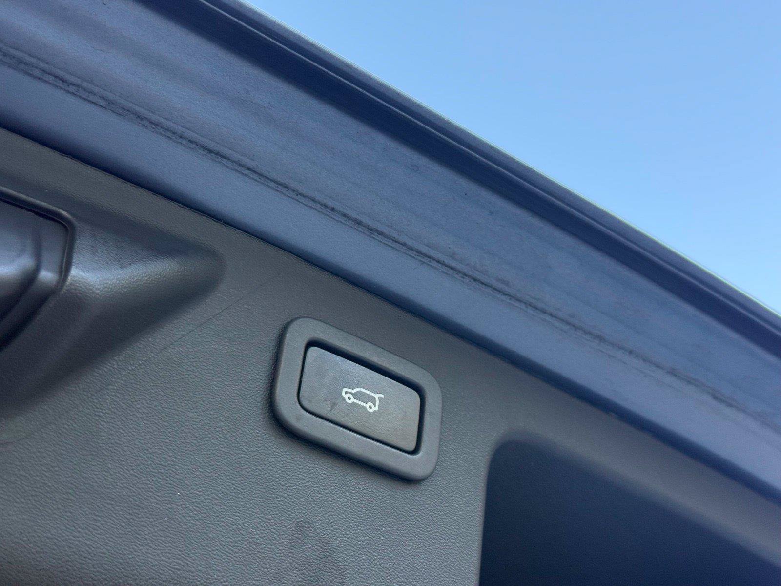 Used 2018 Land Rover Discovery Sport HSE AWD/4WD image 13