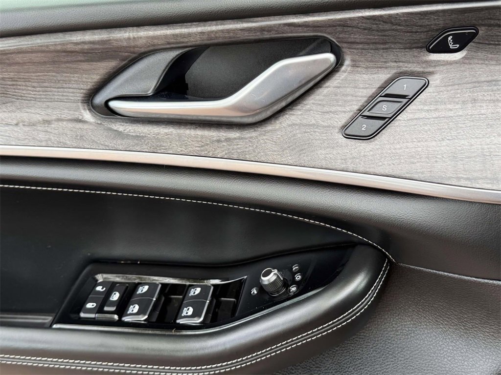 Used 2022 Jeep Grand Cherokee Overland w/ Luxury Tech Group IV image 17