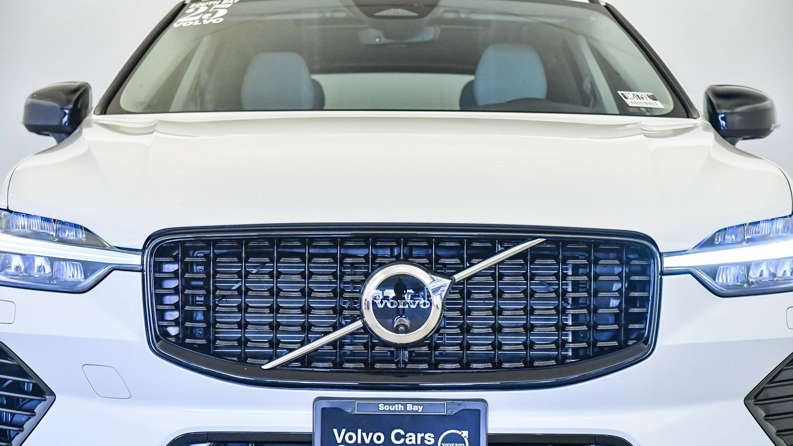 Certified 2025 Volvo XC60 T8 Plus w/ Protection Package Premier image 8