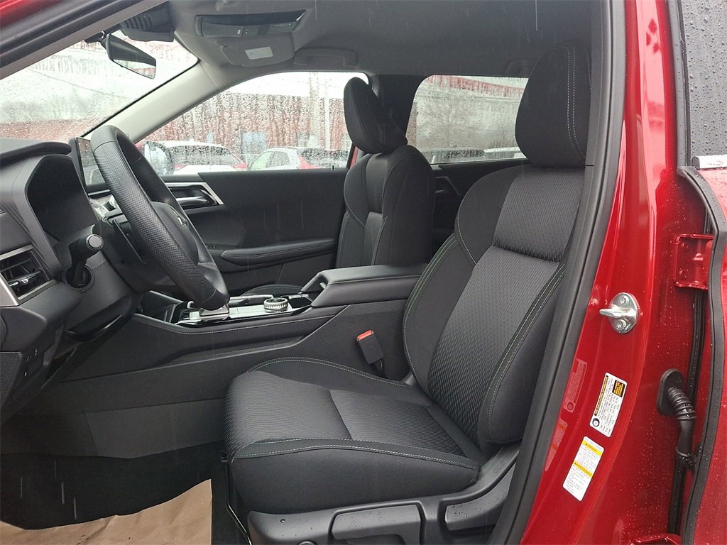 New 2026 Mitsubishi Outlander ES image 9