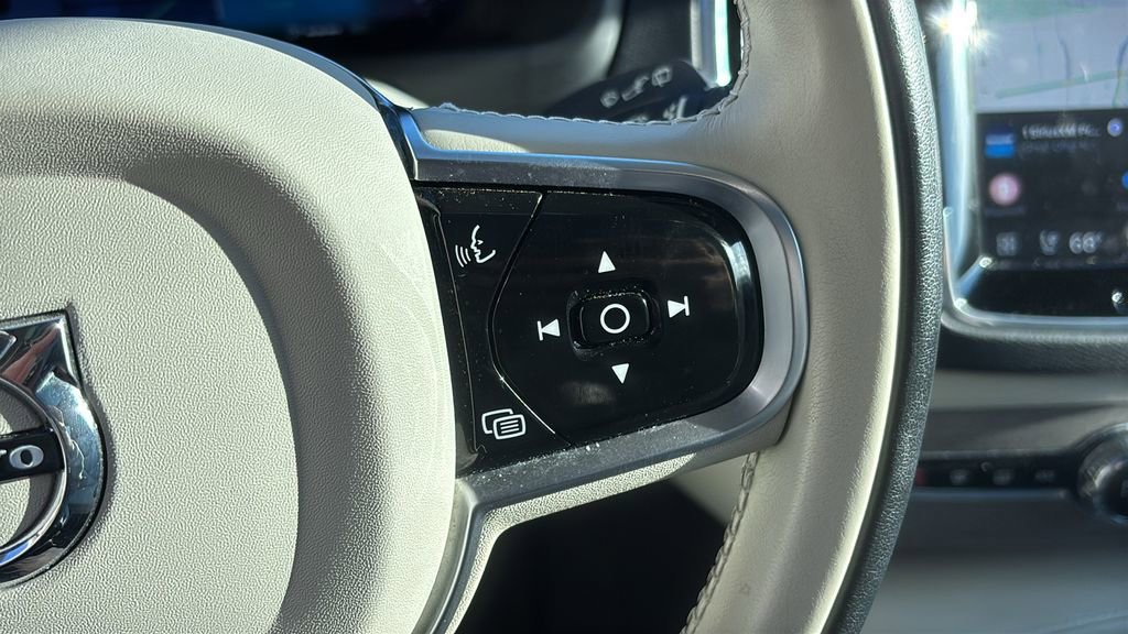 Used 2023 Volvo XC90 B6 Plus image 17