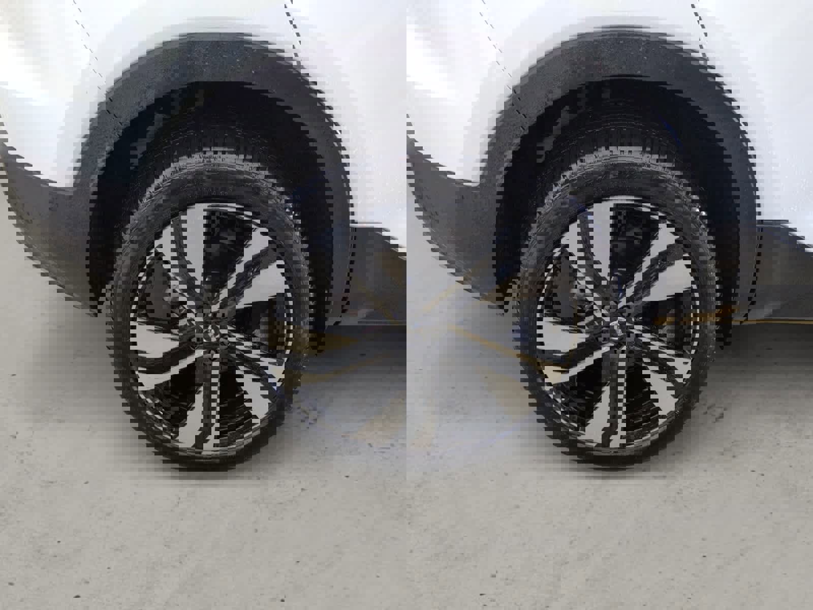 Used 2025 Volvo XC40 B5 Plus image 8