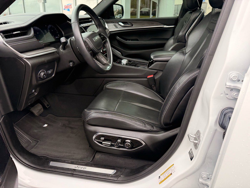 Used 2022 Jeep Grand Cherokee Overland w/ Luxury Tech Group IV image 11