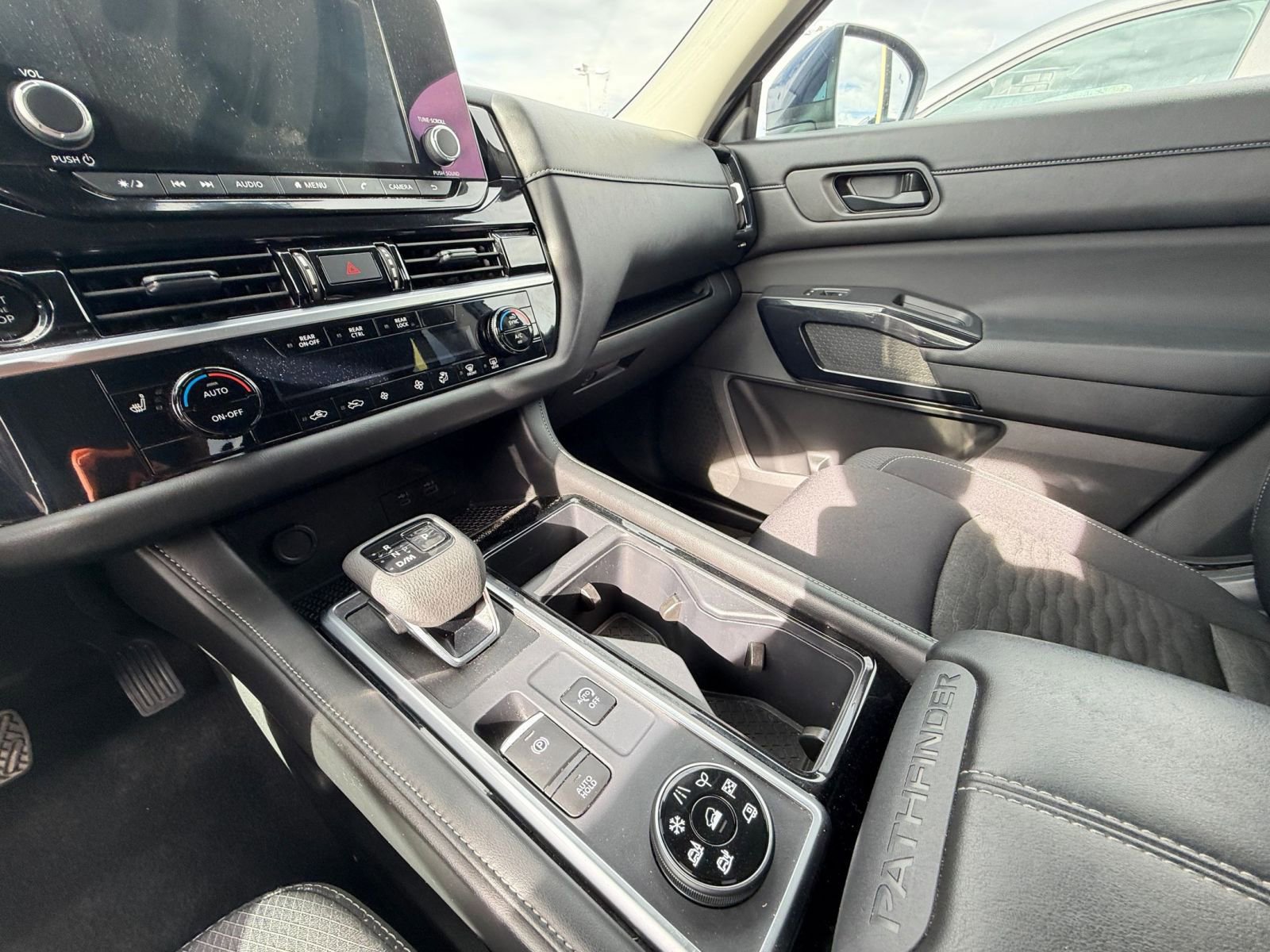 Used 2025 Nissan Pathfinder SV AWD/4WD image 43