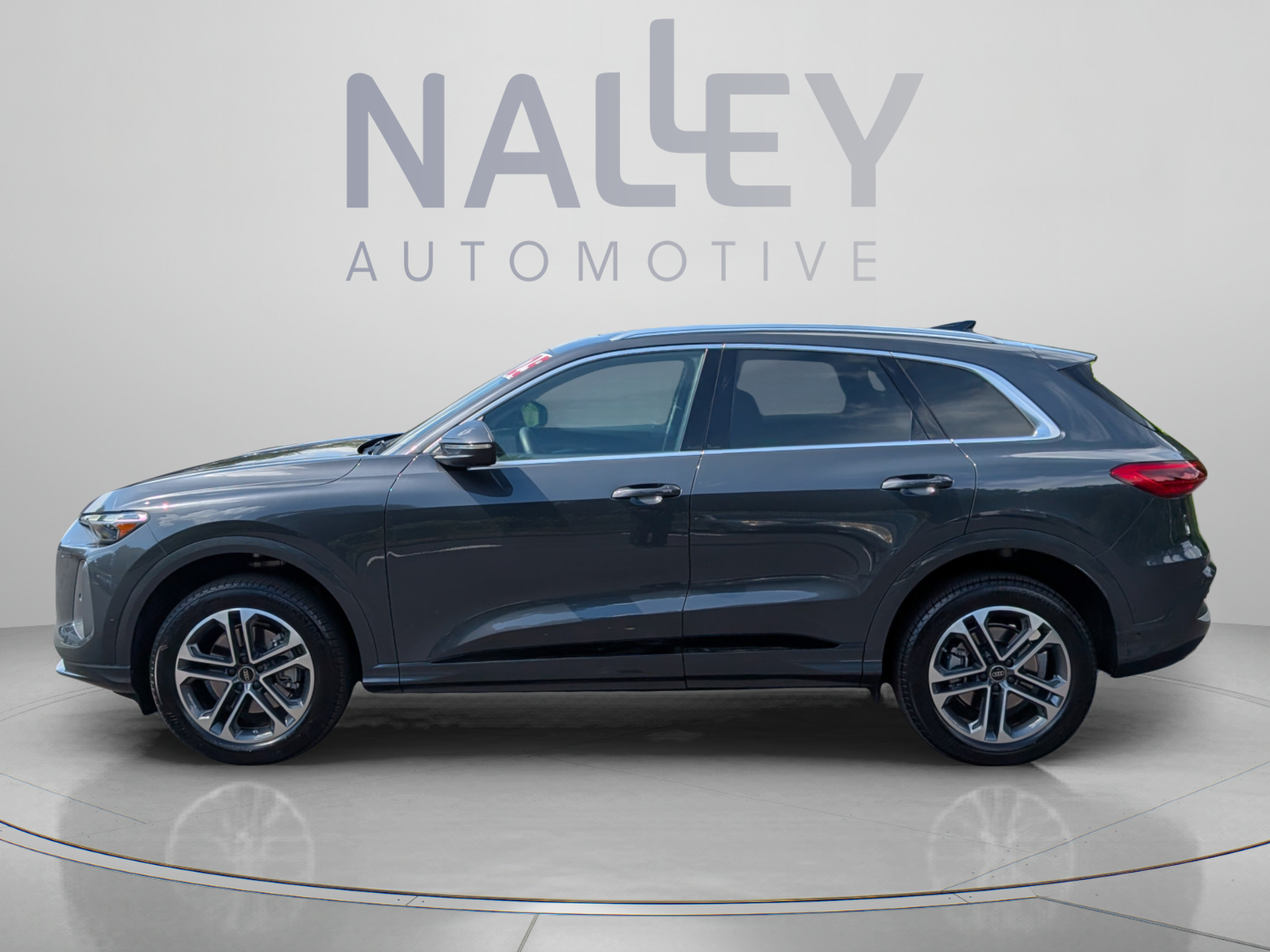Used 2025 Audi Q5 Premium w/ Convenience Package AWD/4WD image 2
