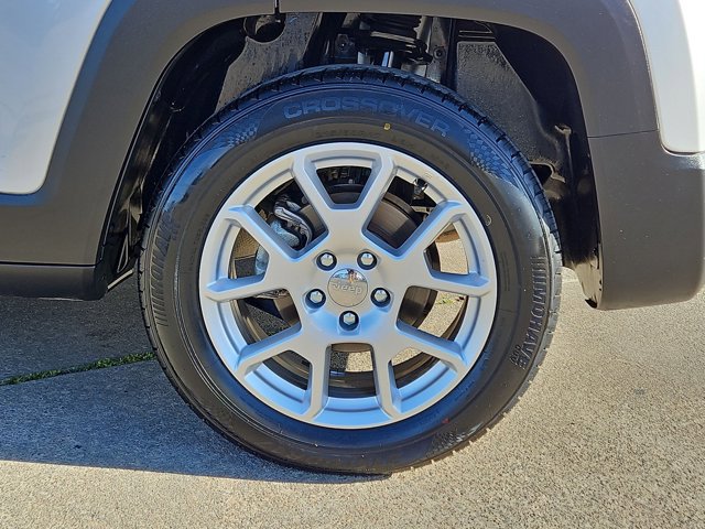 Used 2021 Jeep Renegade Latitude w/ Sun & Sound Group image 22