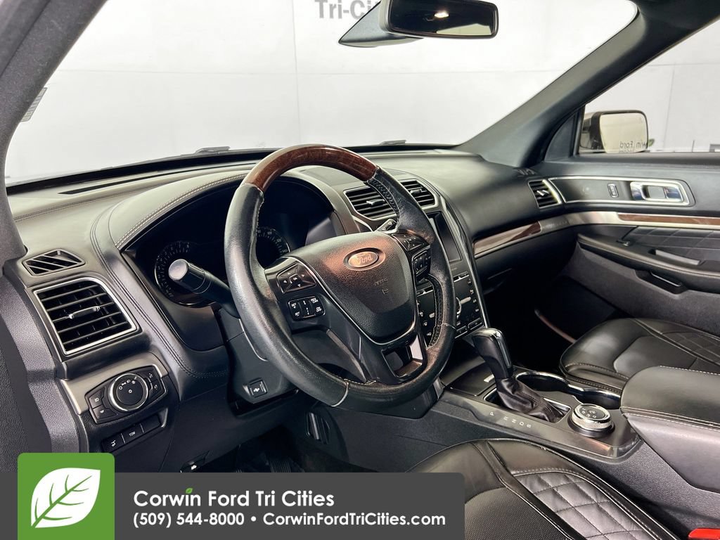 Used 2018 Ford Explorer Platinum AWD/4WD image 3