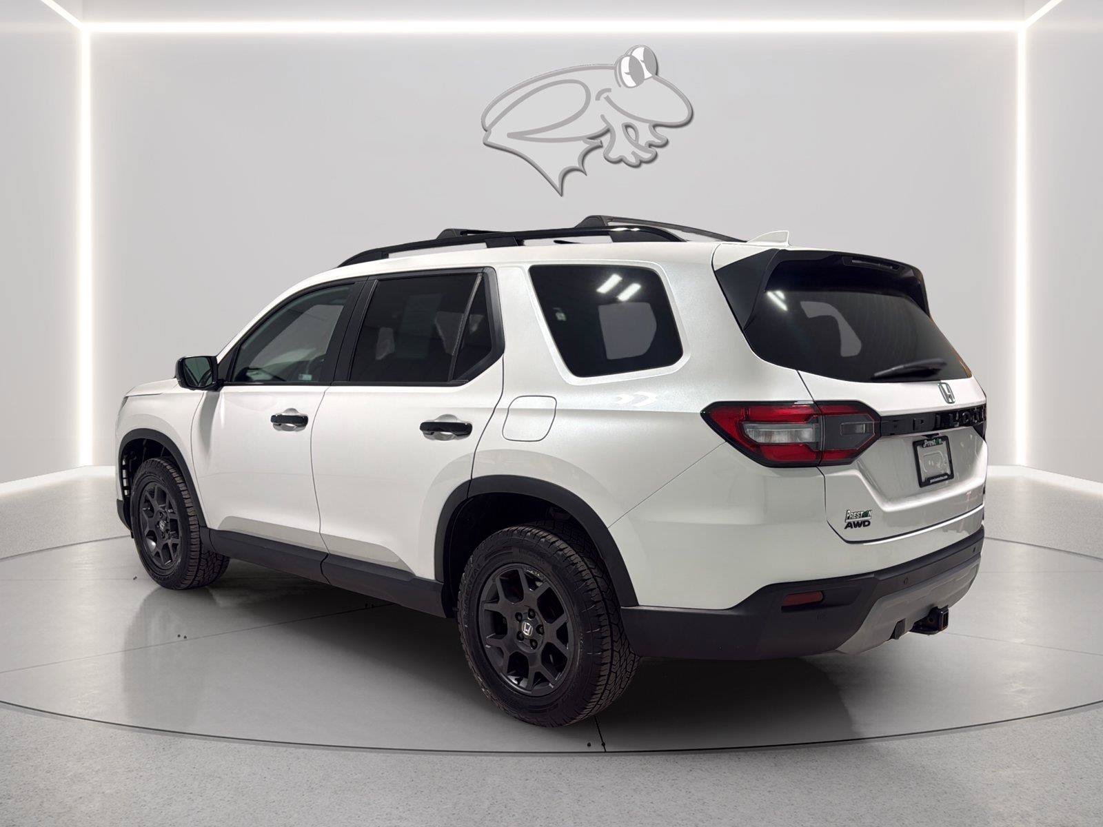 Used 2025 Honda Pilot TrailSport image 3