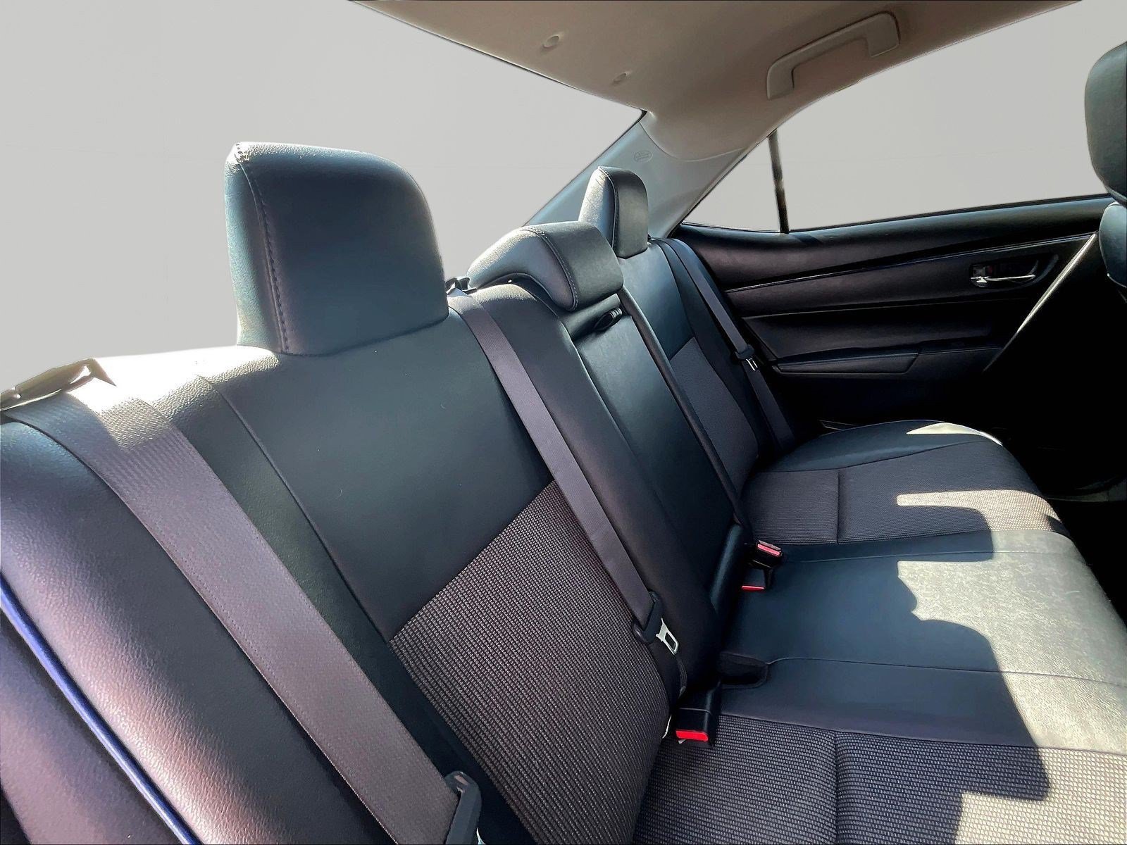 Used 2018 Toyota Corolla SE w/ Carpet Mat Package (TMS) FWD image 25