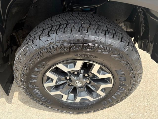 Used 2022 Toyota Tacoma TRD Off-Road w/ Black Out Package (TMS) AWD/4WD image 18