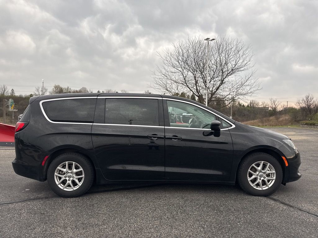 Used 2024 Chrysler Voyager LX image 3