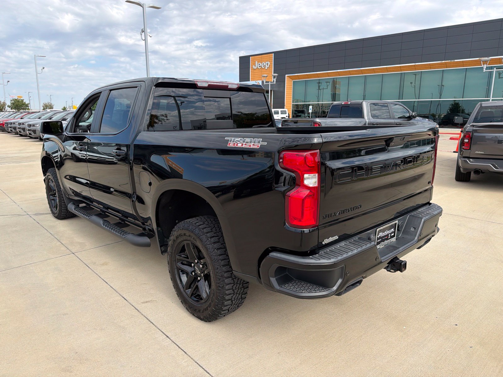 Used 2021 Chevrolet Silverado 1500 LT Trail Boss w/ Convenience Package II AWD/4WD image 3