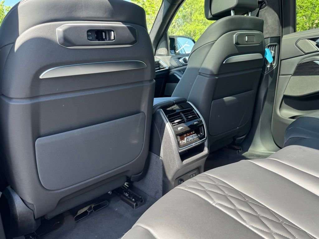 Used 2026 BMW X7 M60i w/ Climate Comfort Package image 21