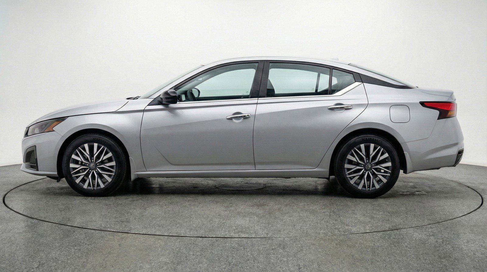 Used 2025 Nissan Altima 2.5 SV FWD image 5