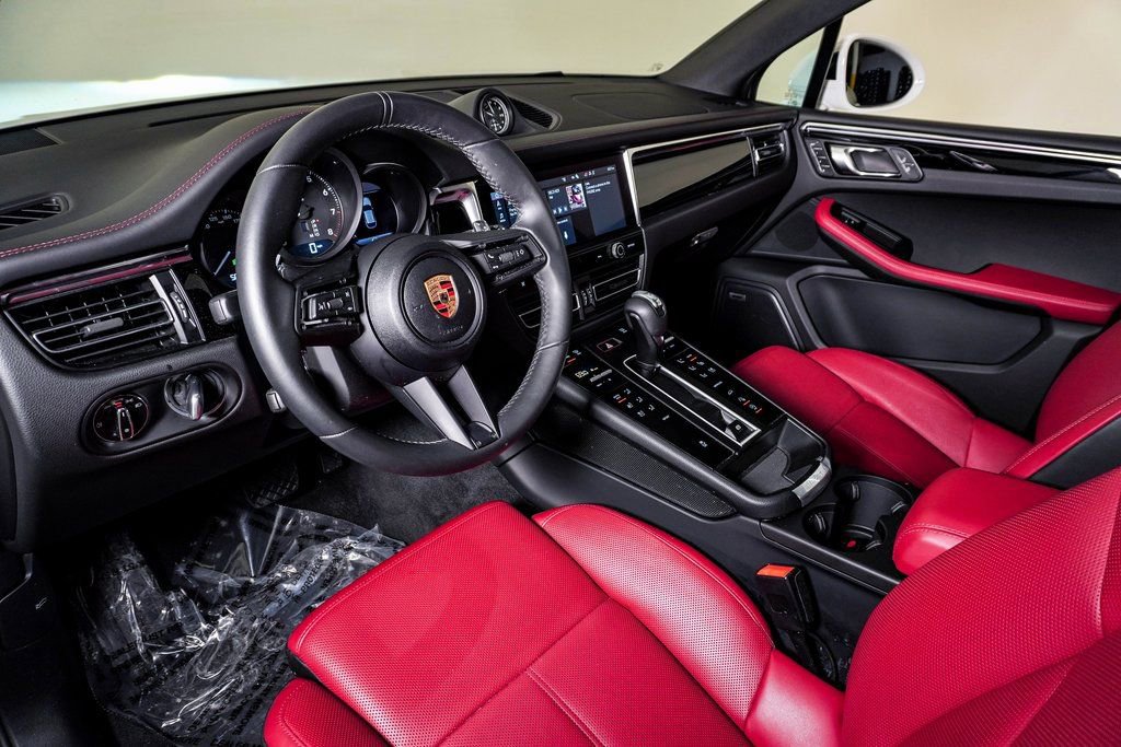 Certified 2025 Porsche Macan image 4