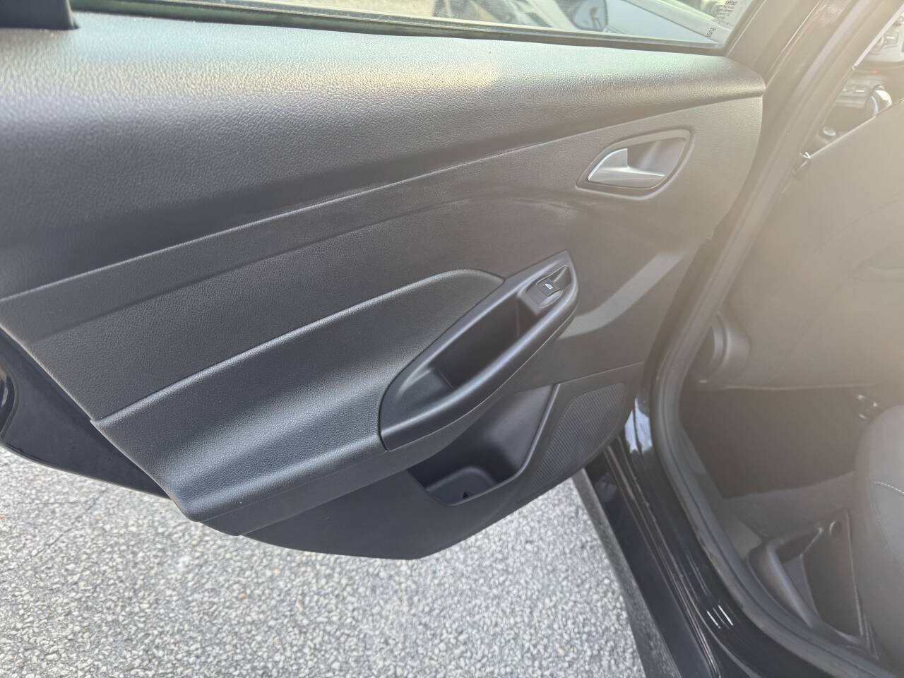 Used 2015 Ford Focus SE w/ SE Sport Package FWD image 20