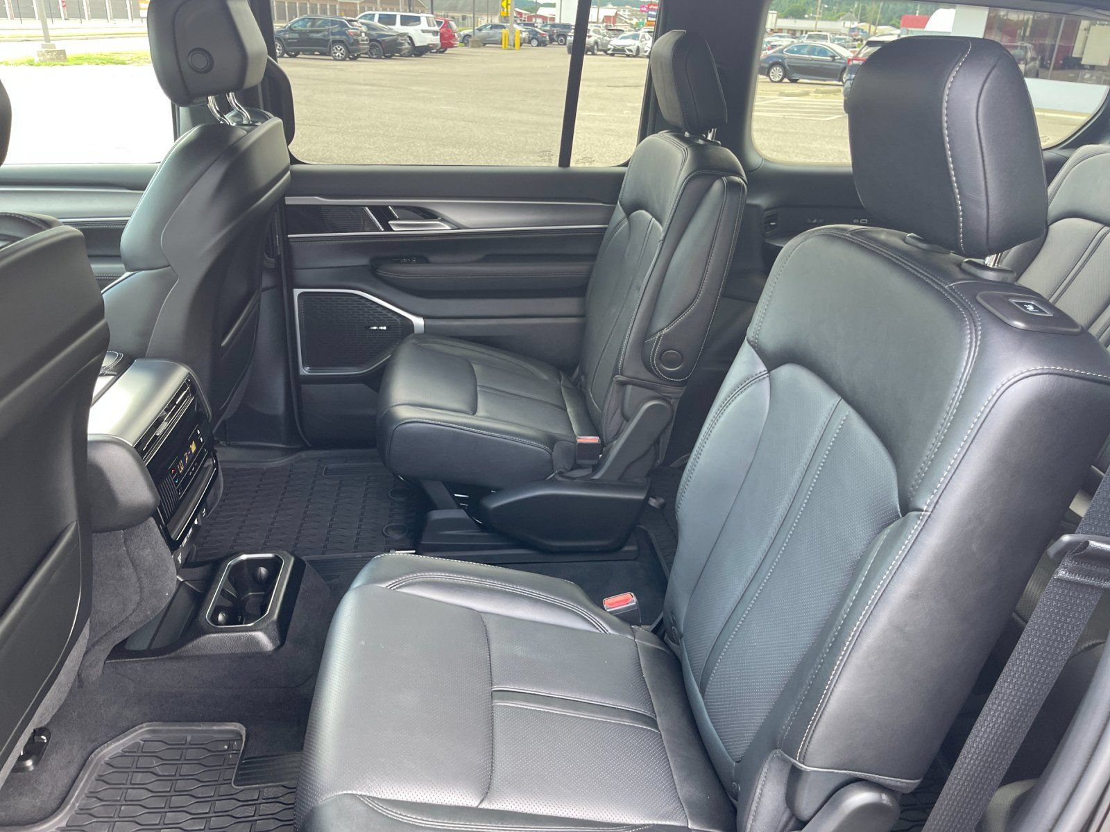 Used 2026 Jeep Grand Wagoneer Limited AWD/4WD image 13