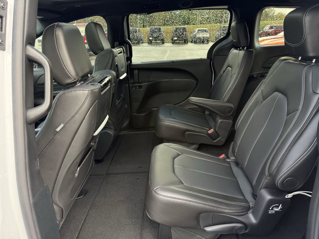 New 2026 Chrysler Pacifica Select image 18