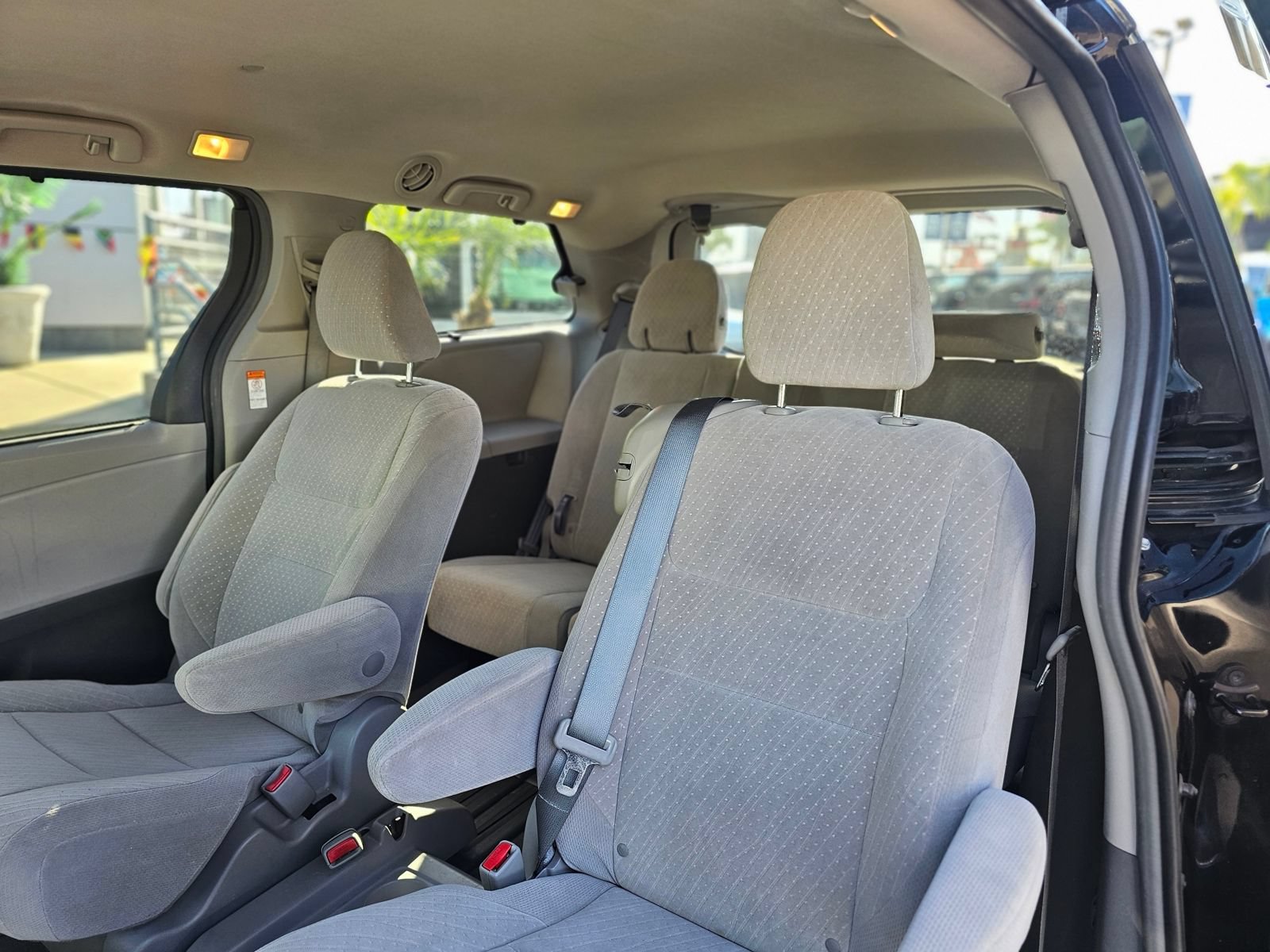 Used 2018 Toyota Sienna LE w/ Carpet Mat Package FWD image 20