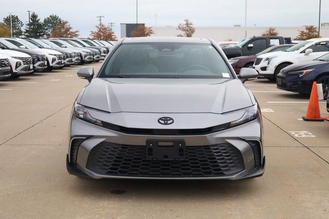 Used 2025 Toyota Camry SE image 3