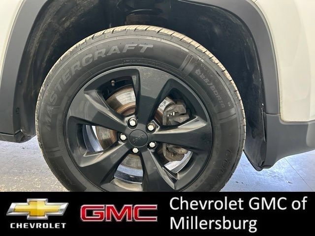 Used 2018 Jeep Cherokee Latitude w/ Altitude Package AWD/4WD image 11