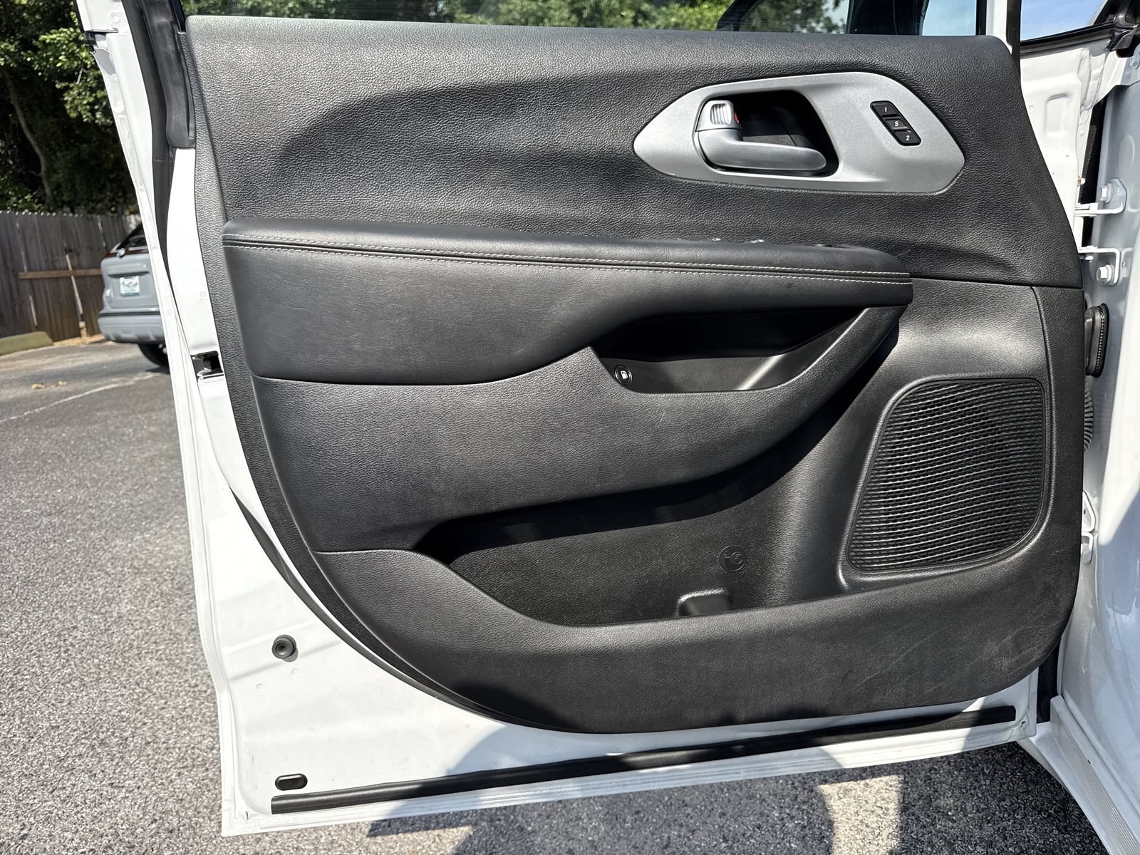 Used 2024 Chrysler Pacifica Limited FWD image 16