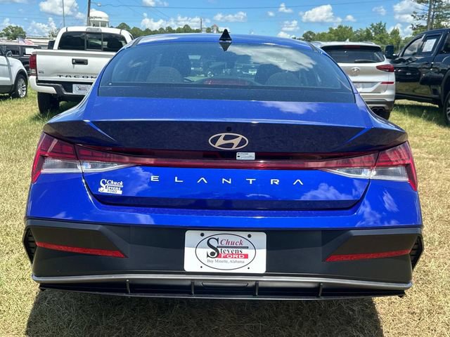Used 2024 Hyundai Elantra SEL w/ Convenience Package image 4